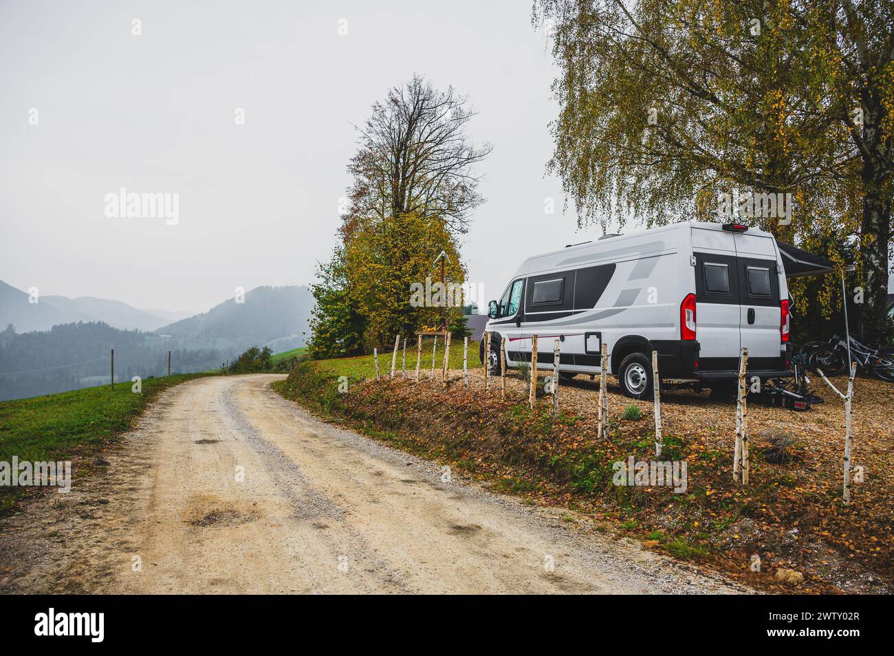 Wohnmobil oder Wohnmobil parkt auf dem Land in der Natur. Wohnmobil oder Wohnmobil parken unter den Bäumen, wenn Sie die Natur erkunden Stockfoto