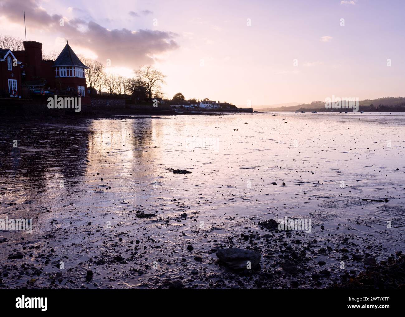 Ein riesiges Gewässer mit Häusern in der Ferne Stockfoto