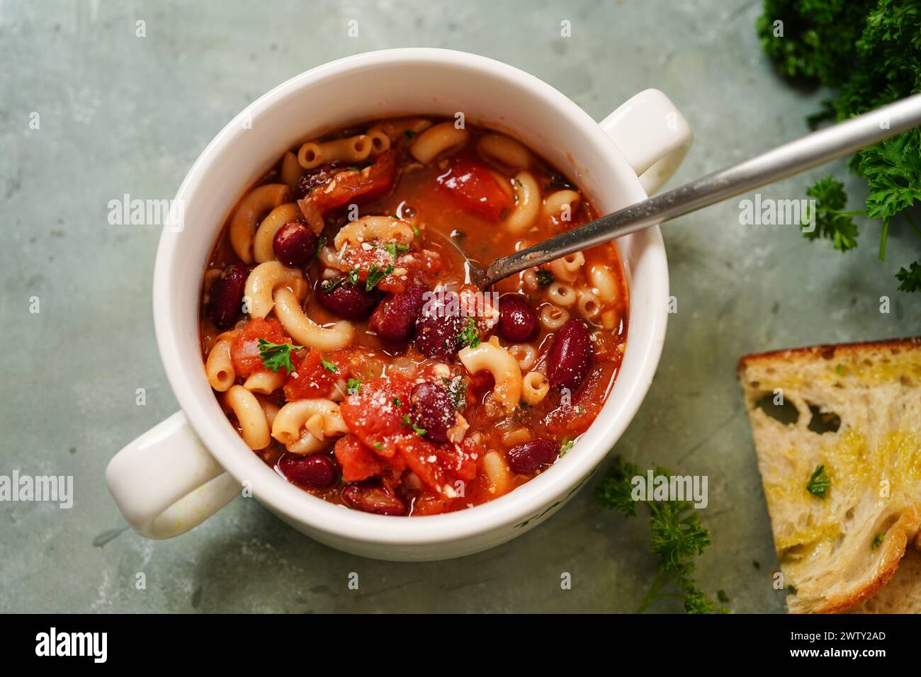 Hausgemachte Pasta e fagioli | Pasta mit Bohnen, selektiver Fokus Stockfoto