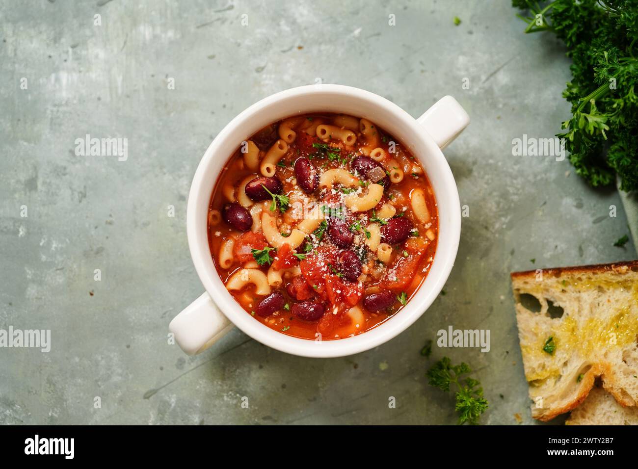 Hausgemachte Pasta e fagioli | Pasta mit Bohnen, selektiver Fokus Stockfoto