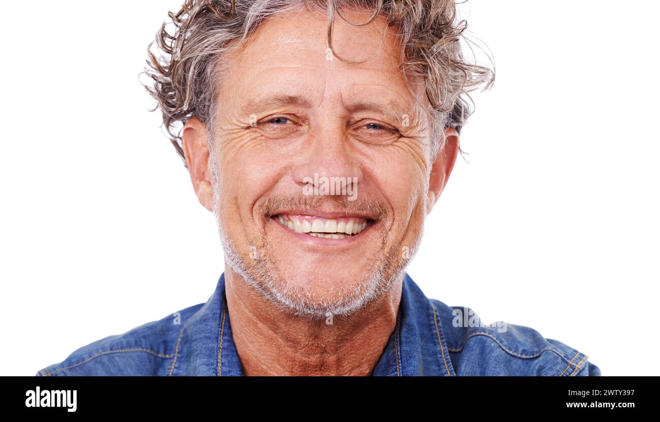 Studio, Porträt und glücklicher älterer Mann, älterer Mann im Ruhestand entspannend. Fröhlicher, fröhlich lachender Rentner mit hellem Lächeln, natürlich Stockfoto