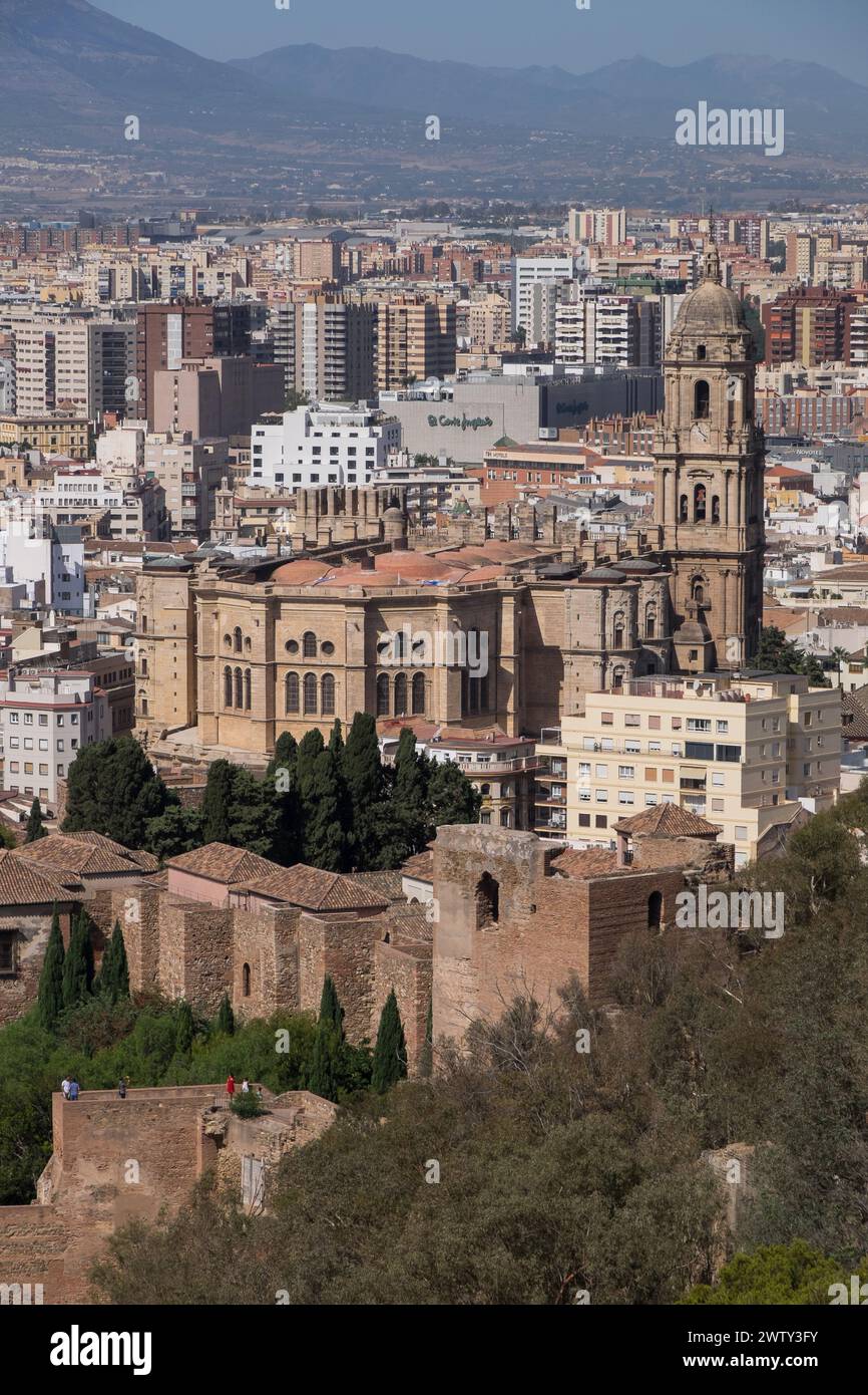 Alcazaba und Kathedrale von Malaga vom Aussichtspunkt Gibralfaro aus gesehen Stockfoto