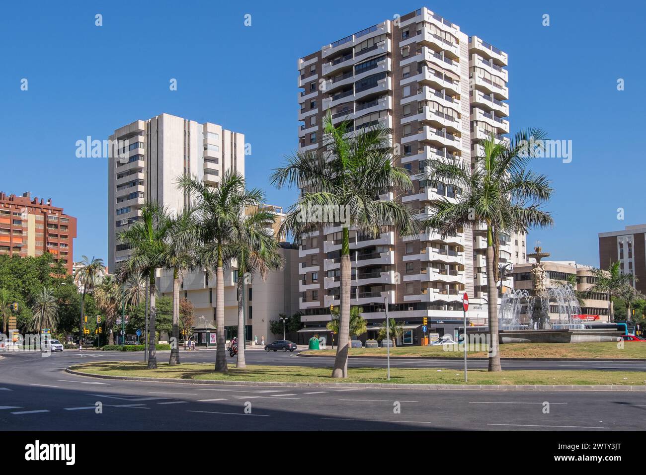 Palmen und Gebäude in der Allee von Andalusien in Malaga, Spanien Stockfoto