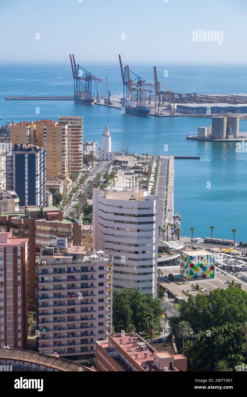 Wohngebäude und Hafen der Stadt, vom Aussichtspunkt Gibralfaro in Malaga, Spanien Stockfoto