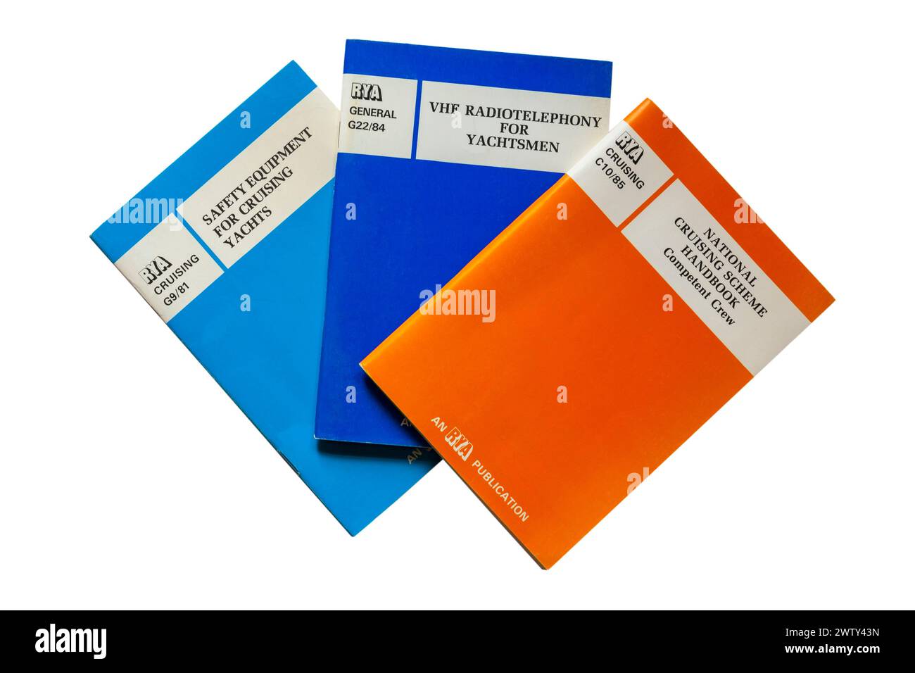 National Cruising Scheme Handbook, UKW-Funktelefonie für Segler und Sicherheitsausrüstung für Cruising Yachts RYA Booklets Bücher auf weißem Hintergrund Stockfoto