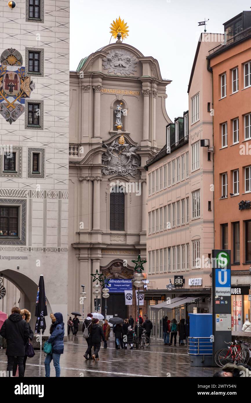 München – 26. Dezember 2021: Heilig-Geist-Kirche ist eine gotische Hallenkirche in München, die ursprünglich zur Hos gehört Stockfoto