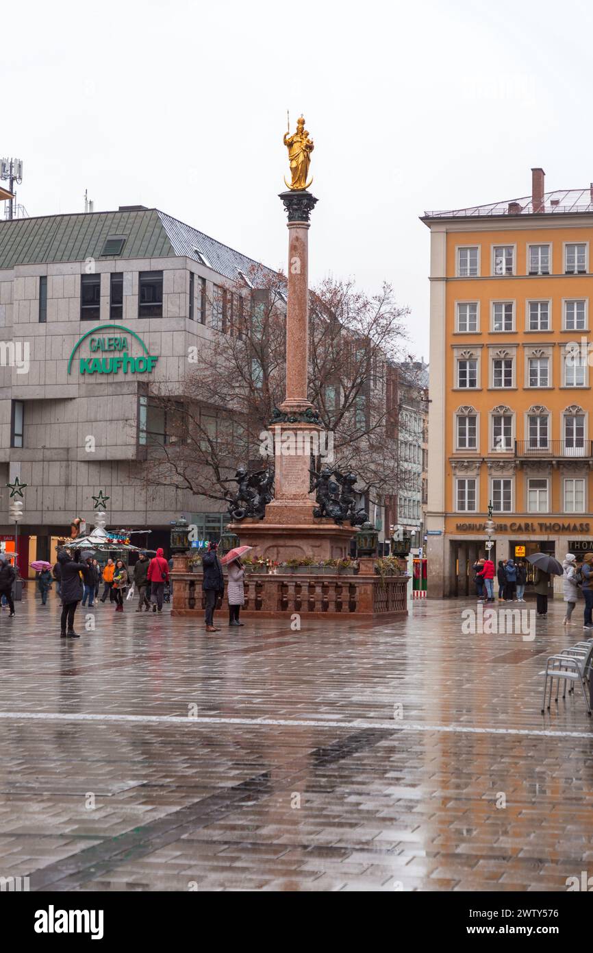 München, Deutschland - 26. Dezember 2021: Mariensäule oder Mariensaule auf dem berühmten Marienplatz in München, Bayern. Stockfoto