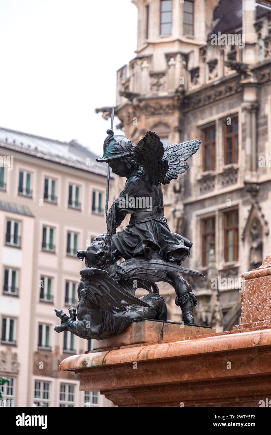 München, Deutschland - 26. Dezember 2021: Mariensäule oder Mariensaule auf dem berühmten Marienplatz in München, Bayern. Stockfoto