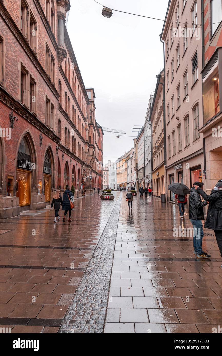 München, Deutschland - 26. DEZEMBER 2021: Gebäude rund um den Marienplatz, einen der lebendigsten Plätze in München, der bayerischen Hauptstadt Stockfoto