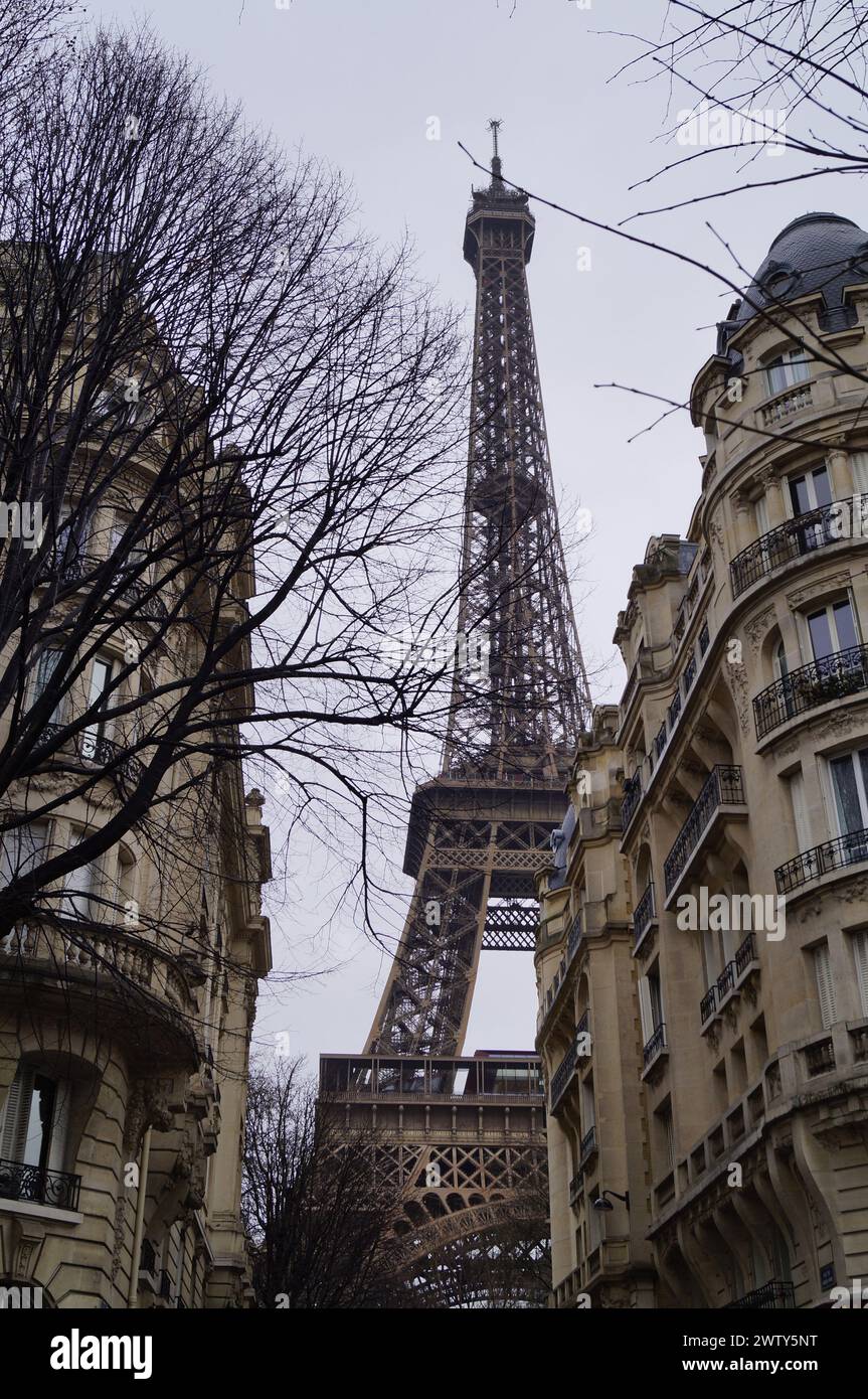 Ikonischer Eiffelturm inmitten städtischer Gebäude Stockfoto