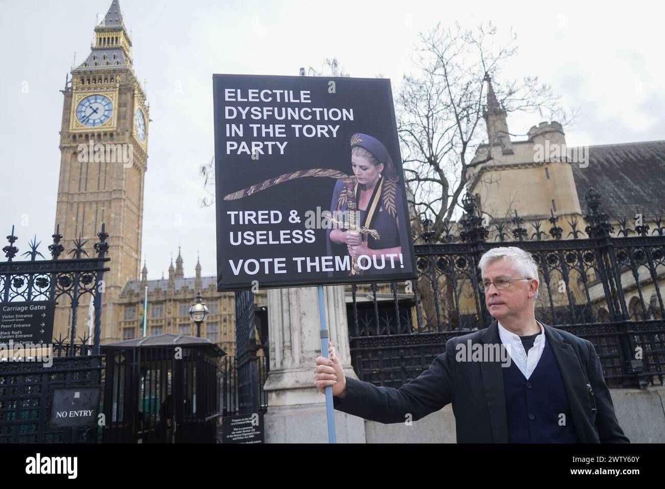 London, UK 20 März 2024 .Ein Demonstrant hält ein Plakat mit einem Bild des Unterhausführers Penny Mordaunt als Krönungsschwertträger, der im Zentrum der Spekulation über einen angeblichen Plan zur Verdrängung des Premierministers Rishi Sunak steht. Quelle: amer Gazzal/Alamy Live News Stockfoto