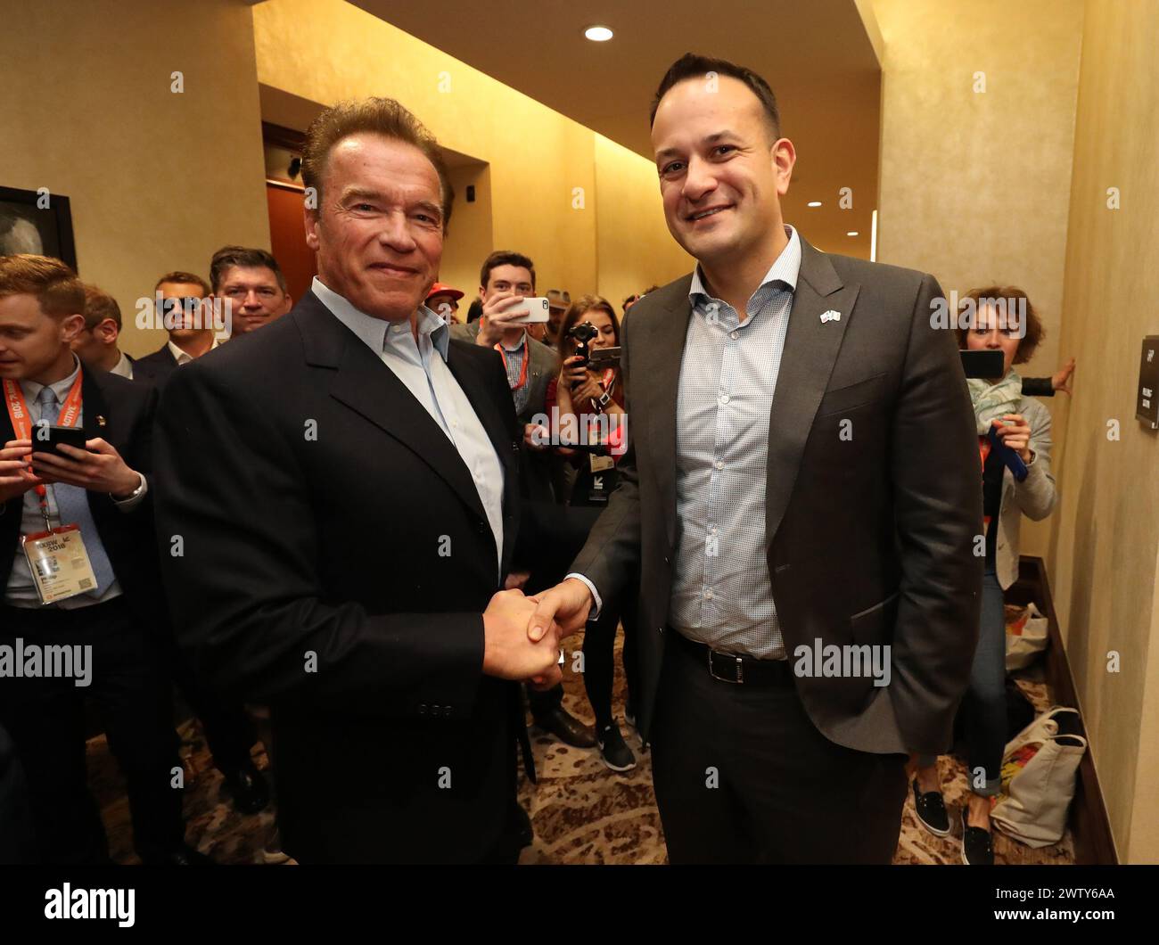 Aktenfoto vom 11. November 3/2018: Taoiseach Leo Varadkar trifft Arnold Schwarzenegger im Hiton Hotel in Austin, Texas, während er im Rahmen seines Besuchs in den USA in der Stadt des South by Southwest Film Festivals war. Ausgabedatum: Mittwoch, 20. März 2024. Stockfoto