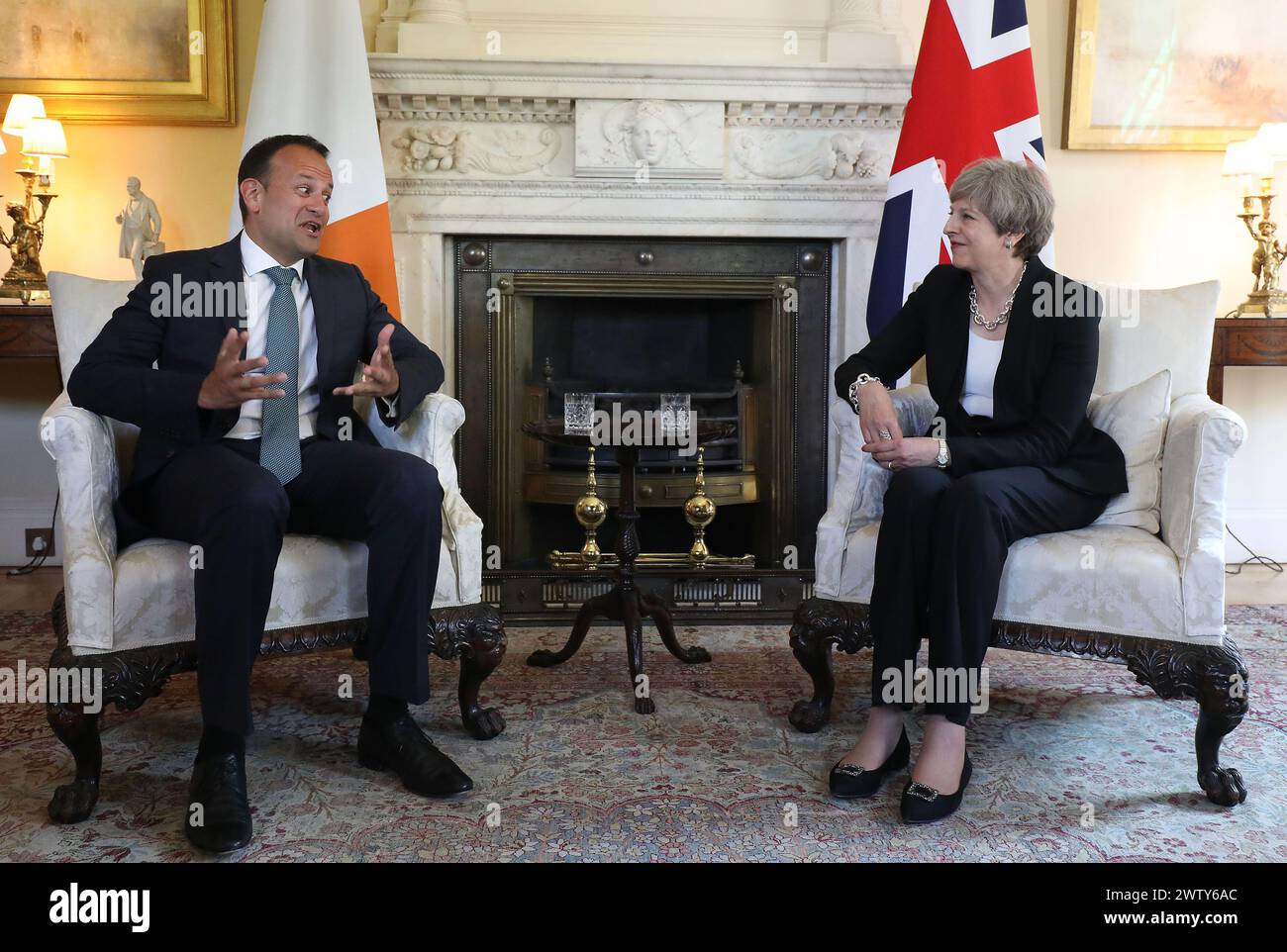 Dateifoto vom 19./6/2017 von Premierministerin Theresa May trifft den neuen Taoiseach Leo Varadkar in der Downing Street 10, London. Varadkar hat angekündigt, dass er als Taoiseach und als Führer seiner Partei, Fine Gael, zurücktreten wird. Ausgabedatum: Mittwoch, 20. März 2024. Stockfoto