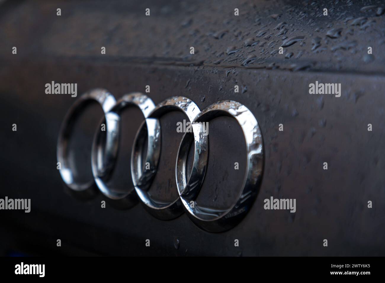 München, Deutschland - 25. Dezember 2021: Nahaufnahme des Audi-Logos auf einem Auto. Die Audi AG ist ein deutscher Automobilhersteller von Luxusfahrzeugen. Stockfoto