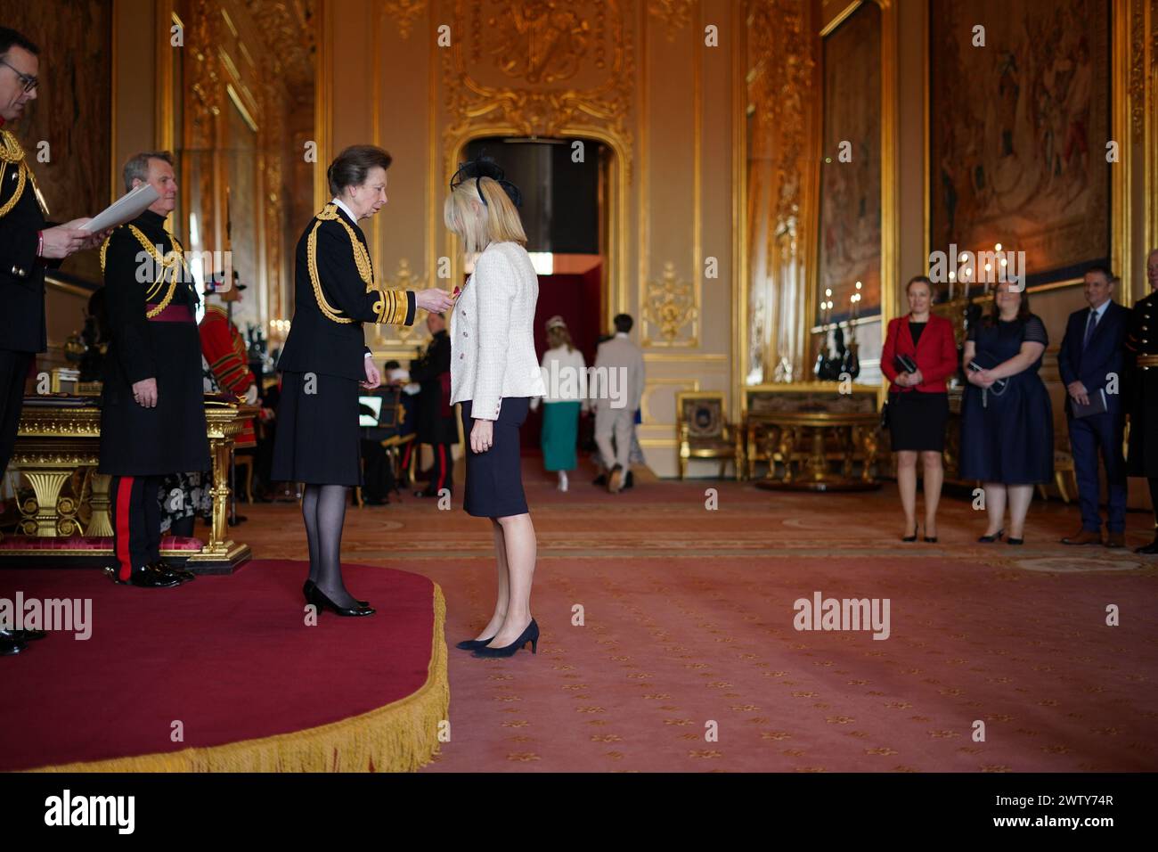 Rachel Gaisburgh-Watkyn aus Crowborough, Managing Director der Tiny Box Company, wird von der Prinzessin Royal in Windsor Castle zum Offizier des Ordens des britischen Empire ernannt. Mit dieser Auszeichnung werden Dienstleistungen für Nachhaltigkeit, ethisches Unternehmenswachstum und Exporte gewürdigt. Bilddatum: Mittwoch, 20. März 2024. Stockfoto