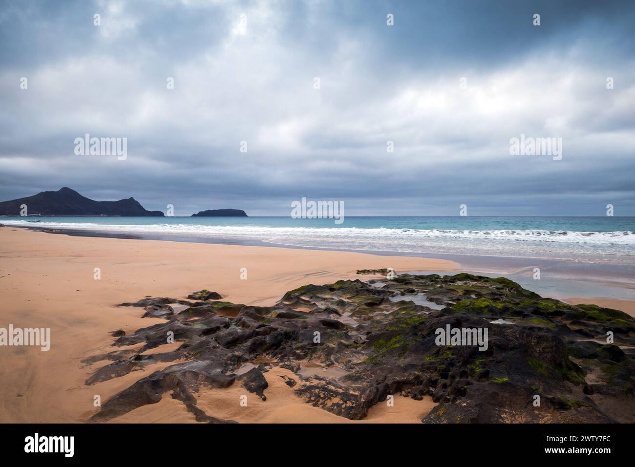 Dramatische Küstenlandschaft mit nassen dunklen Felsen. Strand von Porto Santo, Insel im Madeira-Archipel, Portugal Stockfoto