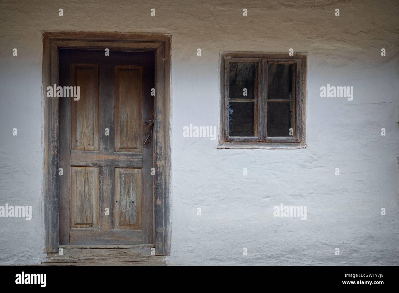 Fassade eines alten traditionellen siebenbürgischen Hauses, minimalistischer Blick Stockfoto