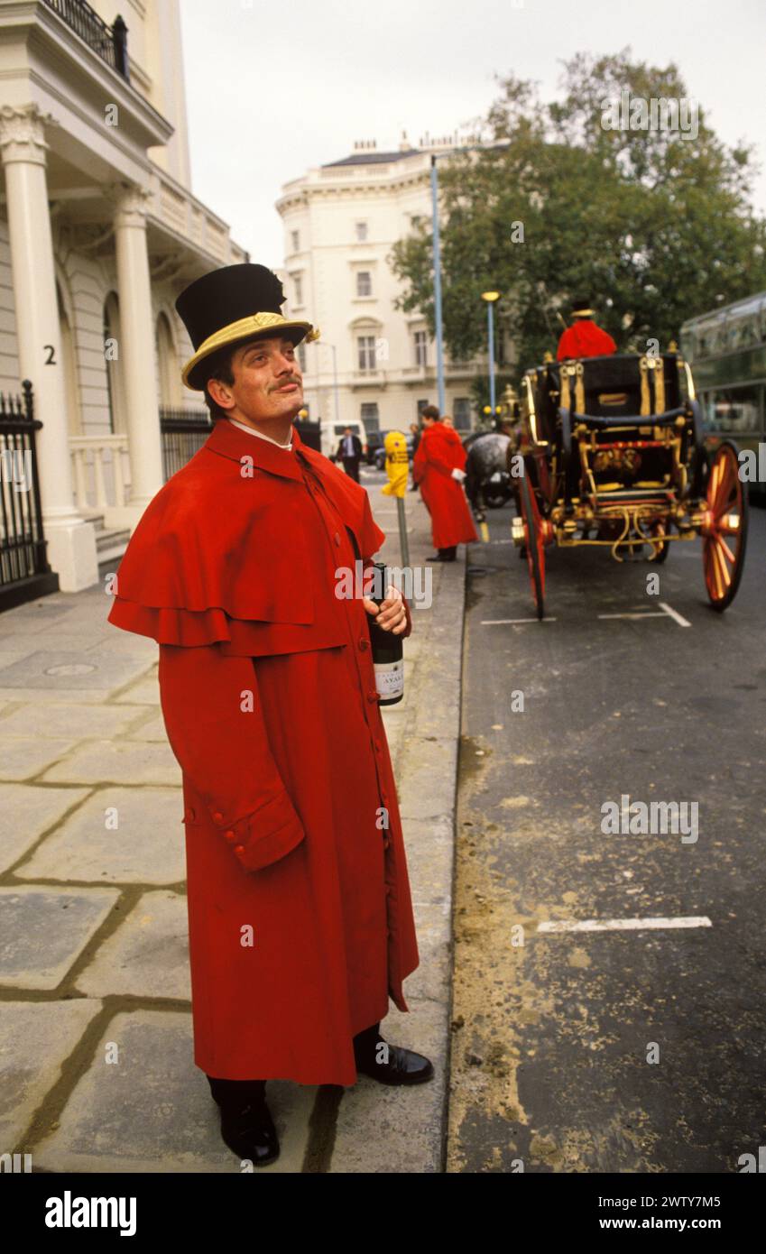 Der königliche Kutscher hat Gäste vom Buckingham Palace zum Belgrave Square gebracht. Er ist jetzt etwas betrunken. (Siehe anderes Foto, auf dem er Champagner trinkt) London Englamd 1995 1990s UK HOMER SYKES Stockfoto