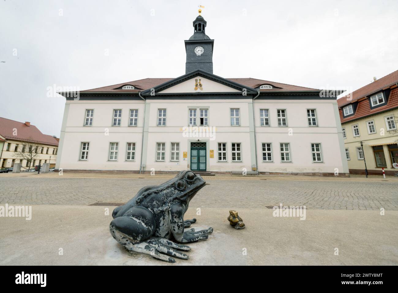 Bad Frankenhausen, Deutschland. März 2024. Zwei Froschskulpturen sitzen am Rand des Brunnens vor dem Rathaus. Quelle: Michael Reichel/dpa/Alamy Live News Stockfoto