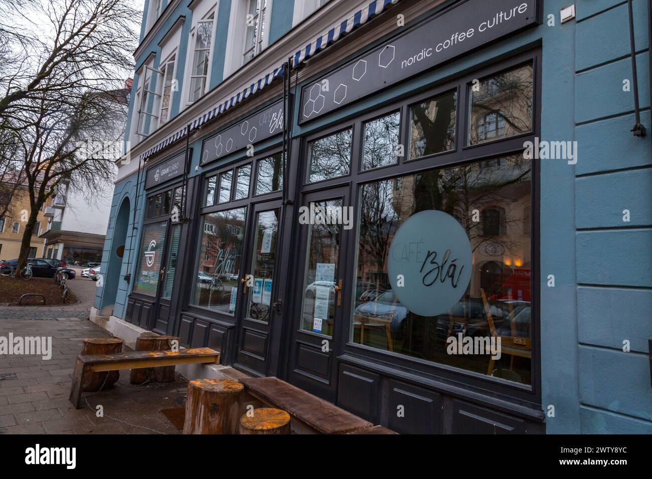 München, Deutschland - 26. Dezember 2021: Außensitze von Restaurants und Cafés in den Hauptstraßen von München, Bayern, Deutschland. Stockfoto