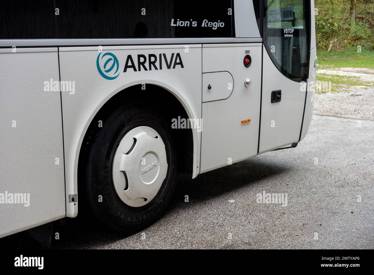 RIBCEV LAZ - 20. APRIL 2014: Detail des MAN Lions Regio Busses des Transportunternehmens Arriva in Slowenien Stockfoto