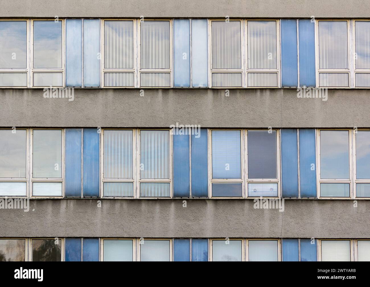 Fenster- und Architekturstil von Gebäuden der alten kommunistischen Ära Stockfoto