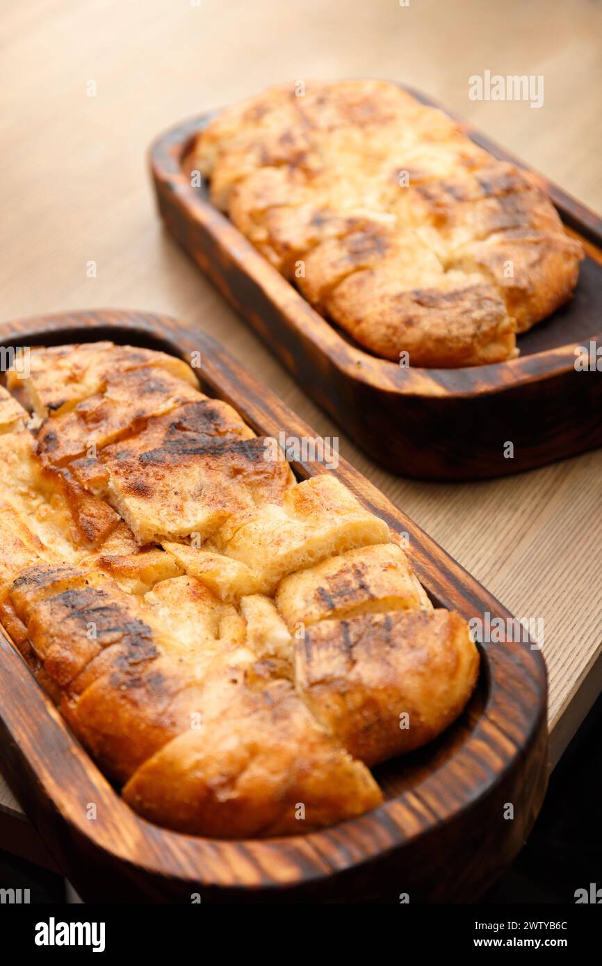 Frisches Pita-Brot auf einem Holzbrett auf einem Tisch. Lavash im Ofen gekocht. Stockfoto