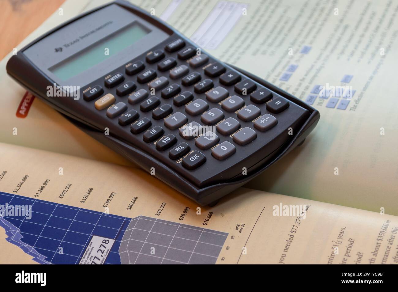Texas Intruments Taschenrechner auf einem Mathematikbuch Stockfoto