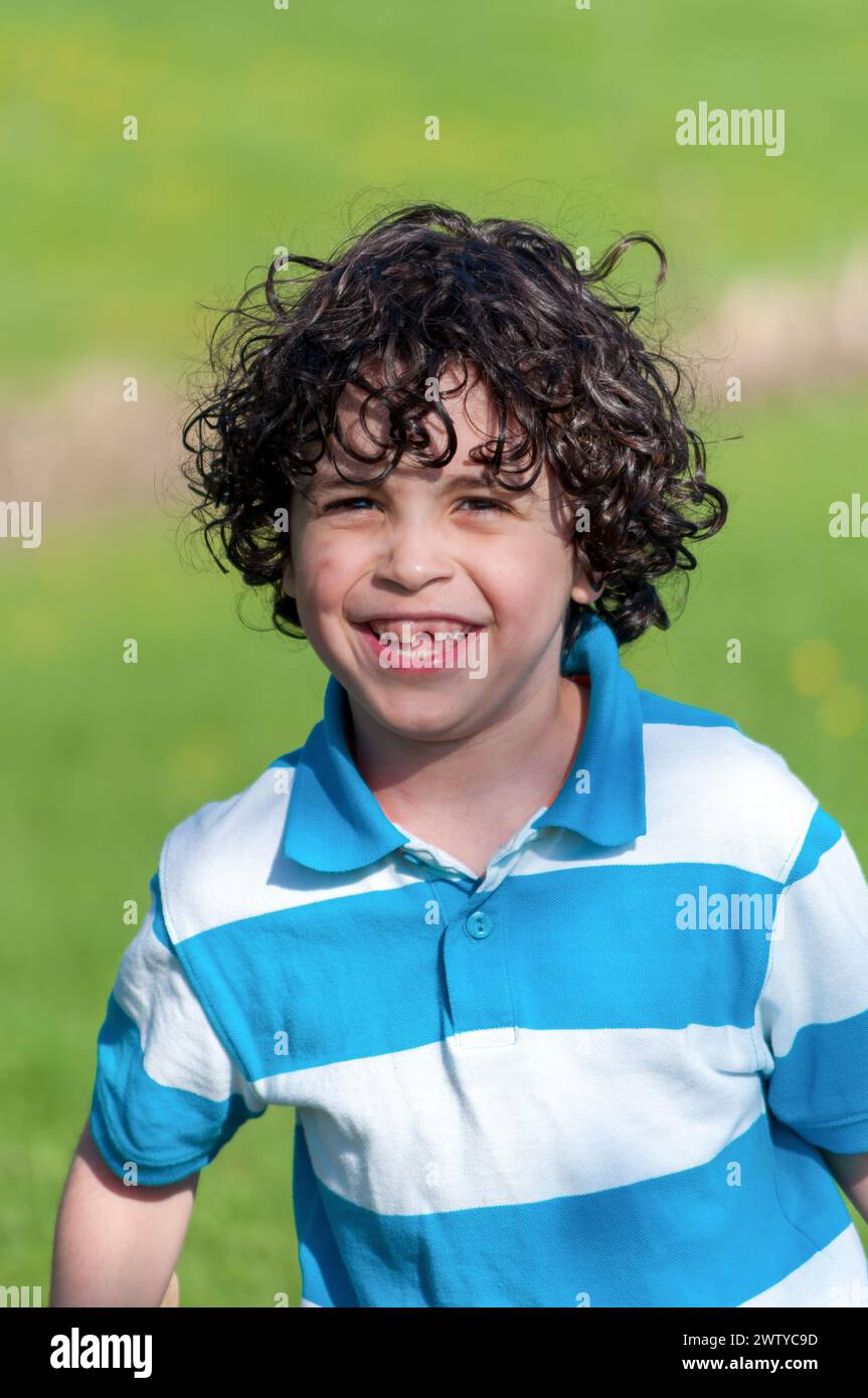 Lächelnde junge mit fehlenden Zahn Stockfoto