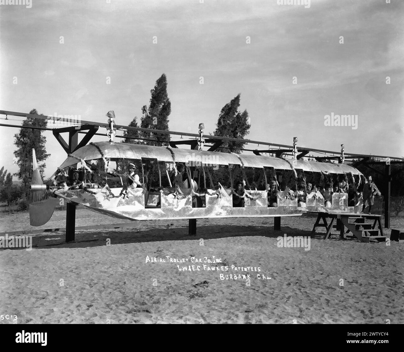 Passagiere auf einer propellerbetriebenen Monorail in Burbank, Kalifornien. Sie taufte die „Aerial Swallow“ und entsprach nicht den Erwartungen ihres Erfinders Joseph W. Fawkes und wurde schnell als „Fawkes Folly“ bekannt. Die Aerial Trolley Car Co. Inc, LS & EC Fawkes, Patentees Stockfoto