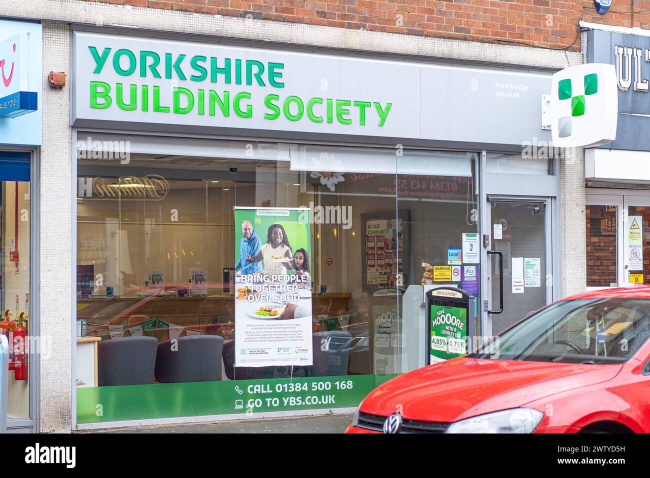 Vor einer Hauptstraße der Yorkshire Building Society, Stourbridge, West Midlands, Großbritannien. Stockfoto