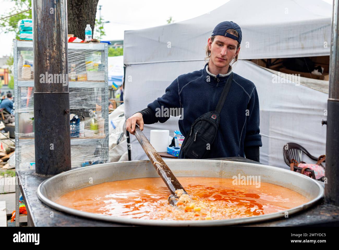 World Central Kitchen Lviv, Ukraine. Freiwillige der World Central Kitchen liefern tausenden von Flüchtlingen, die vor der russischen Agression in ihrem Land flüchten und gerade am Lwiw-Bahnhof ankamen, gute, frische Nahrung, bevor sie nach Europa und Nordamerika reisen. Lemberg Hauptbahnhof Oblast Lemberg Ukraine Copyright: XGuidoxKoppesxPhotox Stockfoto