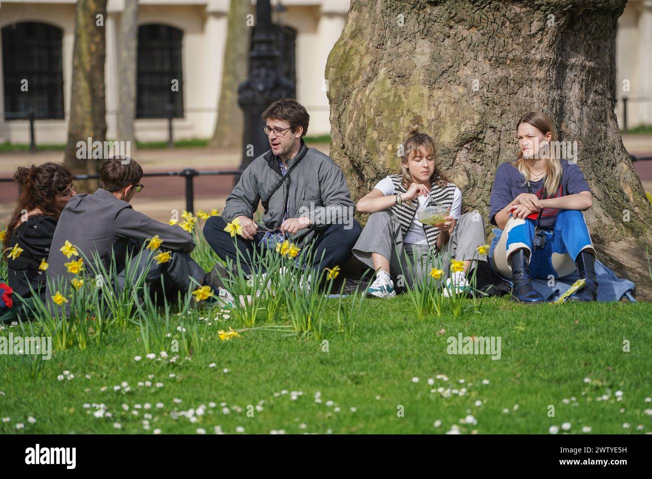 London, Großbritannien 20. März 2024. Menschen, die sich am ersten Frühlingstag im St James's Park in London entspannen, da die Temperaturen voraussichtlich 17 Celsius erreichen werden. Quelle: amer Gazzal/Alamy Live News Stockfoto