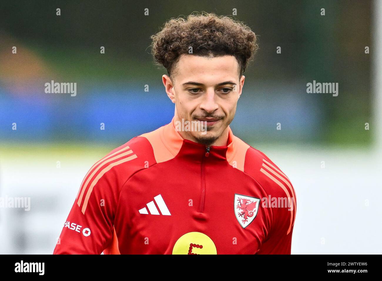 Ethan Ampadu aus Wales während der offenen Schulung in Wales im Vale Resort Training Complex, Hensol, Großbritannien, 20. März 2024 (Foto: Craig Thomas/News Images) Stockfoto