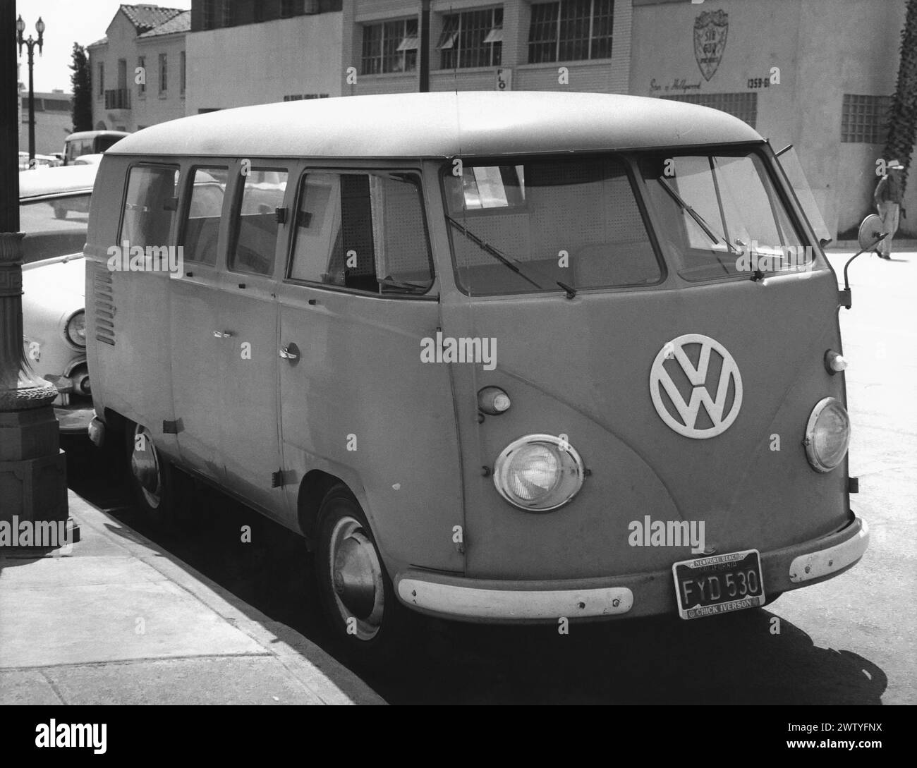 Der Volkswagen 11-Bus oder Wohnmobil aus dem Jahr 1960 parkt neben dem Bordstein Stockfoto
