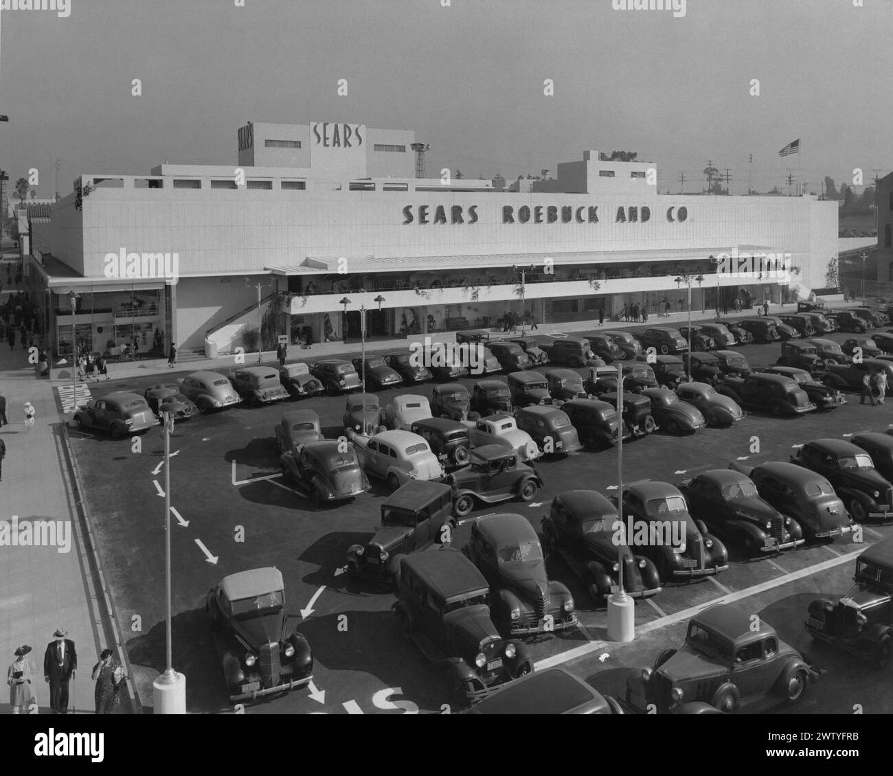 Erhöhter Blick auf den Parkplatz eines Kaufhauses von Sears and Roebuck Ende der 1930er Jahre am Pico Boulevard in Los Angeles Stockfoto