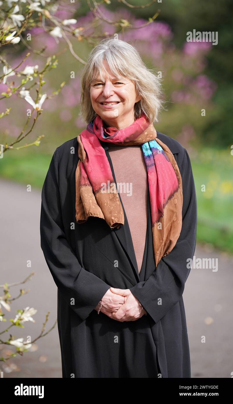 Embargoed bis 1630. März 30 Professor Suzanne Simard, die diesjährige Kew International Medal, für „unschätzbare Arbeit und Hingabe“, die sich für die Biodiversität in Wäldern in den Kew Gardens in Richmond, London, einsetzte, vor ihrer Auszeichnung und ihrem Vortrag bei der Royal Society. Bilddatum: Donnerstag, 30. März 2023. ... Kew International Medal Gewinner 2023 ... 30-03-2023 ... London ... UK ... Das Foto sollte lauten: Jonathan Brady/PA Archive. Eindeutige Referenznummer 71569990 ... Siehe PA Story ENVIRONMENT Medal. Das Foto sollte lauten: Jonathan Brady/PA Wire Stockfoto