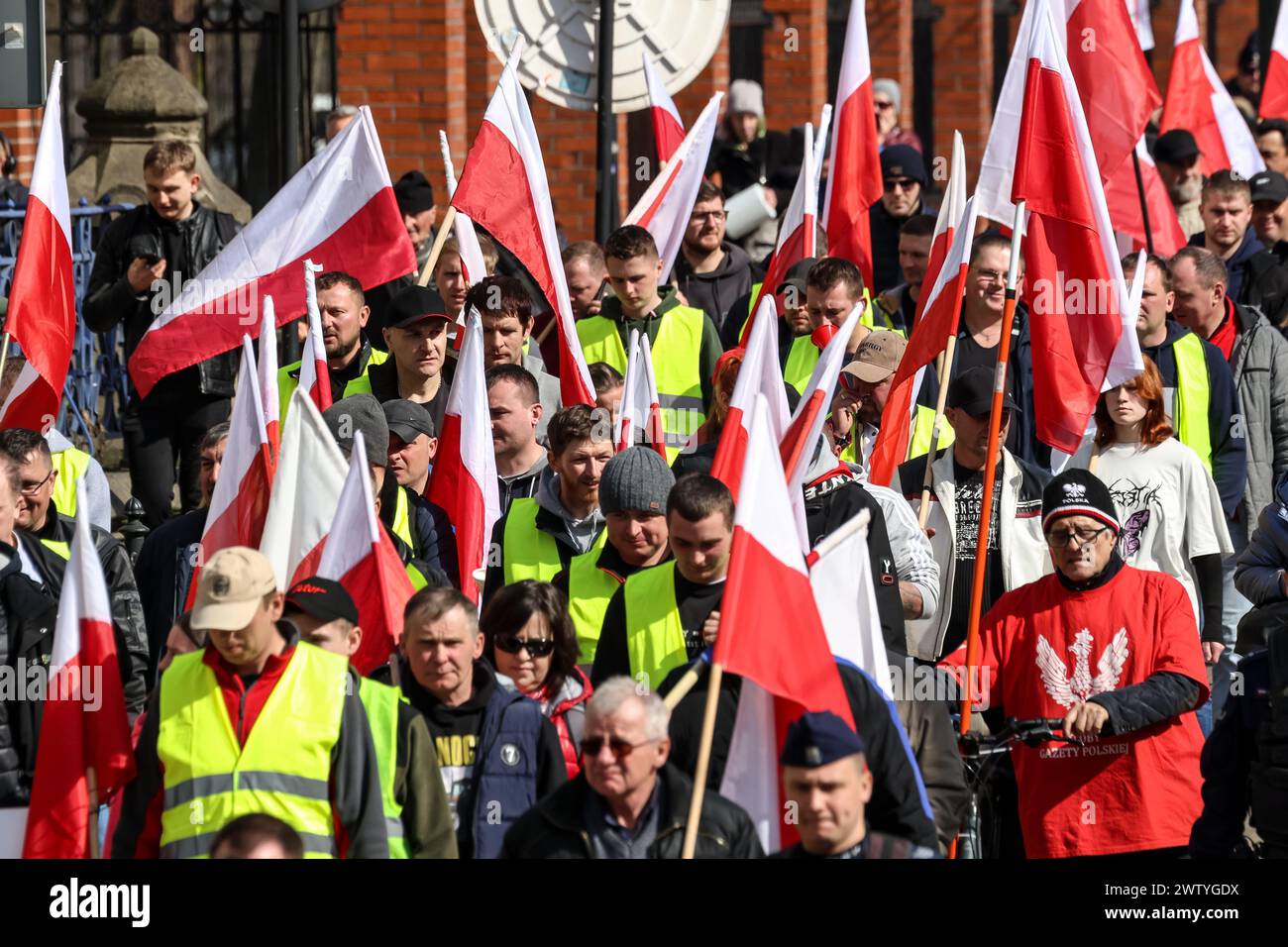 Polnische Landwirte gehen mit polnischen Fahnen und Spruchbändern auf die Straße, um gegen den EU-Grünen Deal und die Einfuhr landwirtschaftlicher Güter aus nicht-EU-Ländern zu protestieren, einschließlich der Ukraine in der Lubicz-Straße in Krakau, Polen am 20. März 2024. Stockfoto