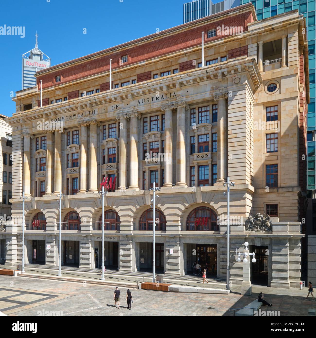 Das ehemalige General Post Office in Perth City wird heute vom Franchise- und Bekleidungshändler H&M in Perth, Western Australia, genutzt. Stockfoto