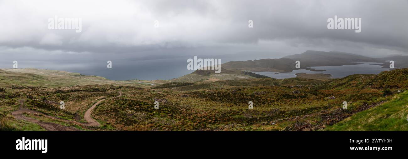 Ein Panoramablick von den Höhen von Skye bietet einen Wandteppich aus Heideflächen mit gewundenen Pfaden, die zu den riesigen führen Stockfoto