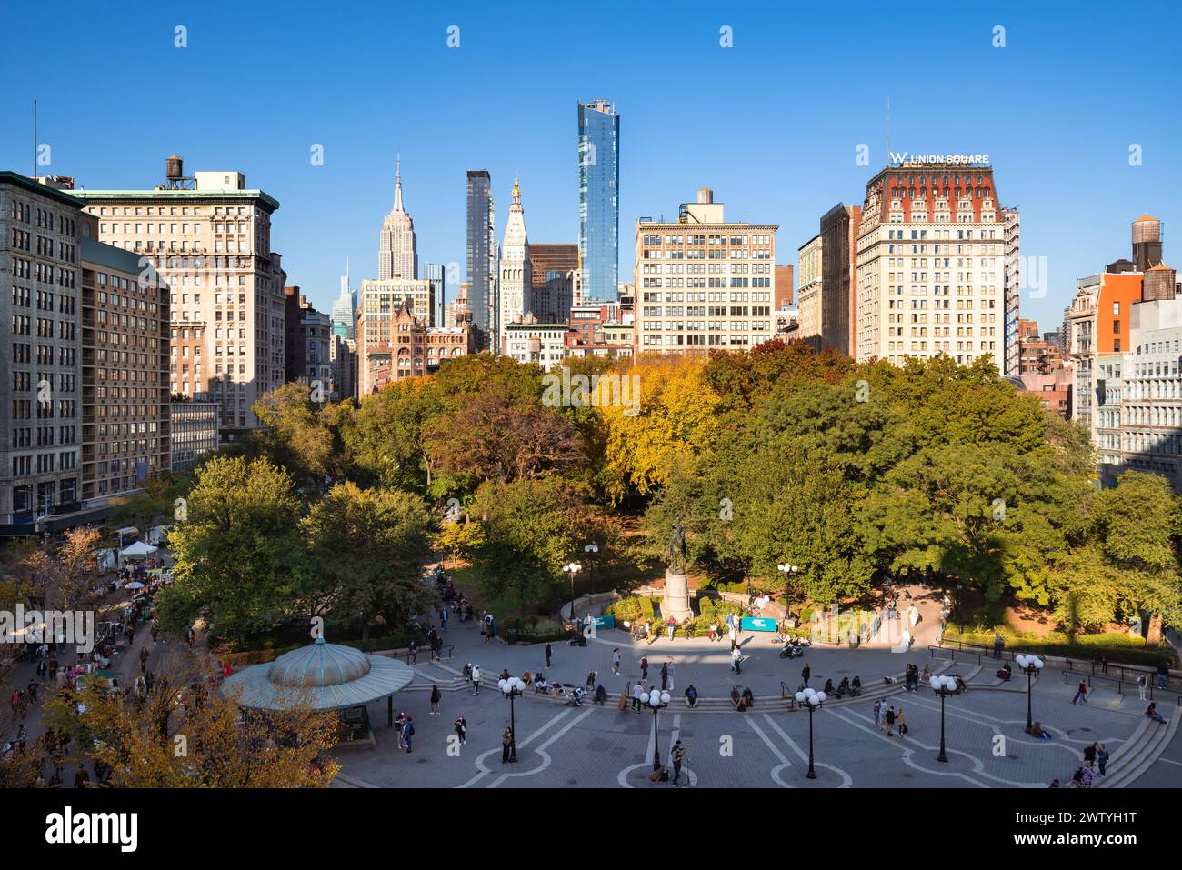 Erhöhter Blick auf den Union Square Park mit den umliegenden Wolkenkratzern im Herbst. Manhattan, New York City Stockfoto