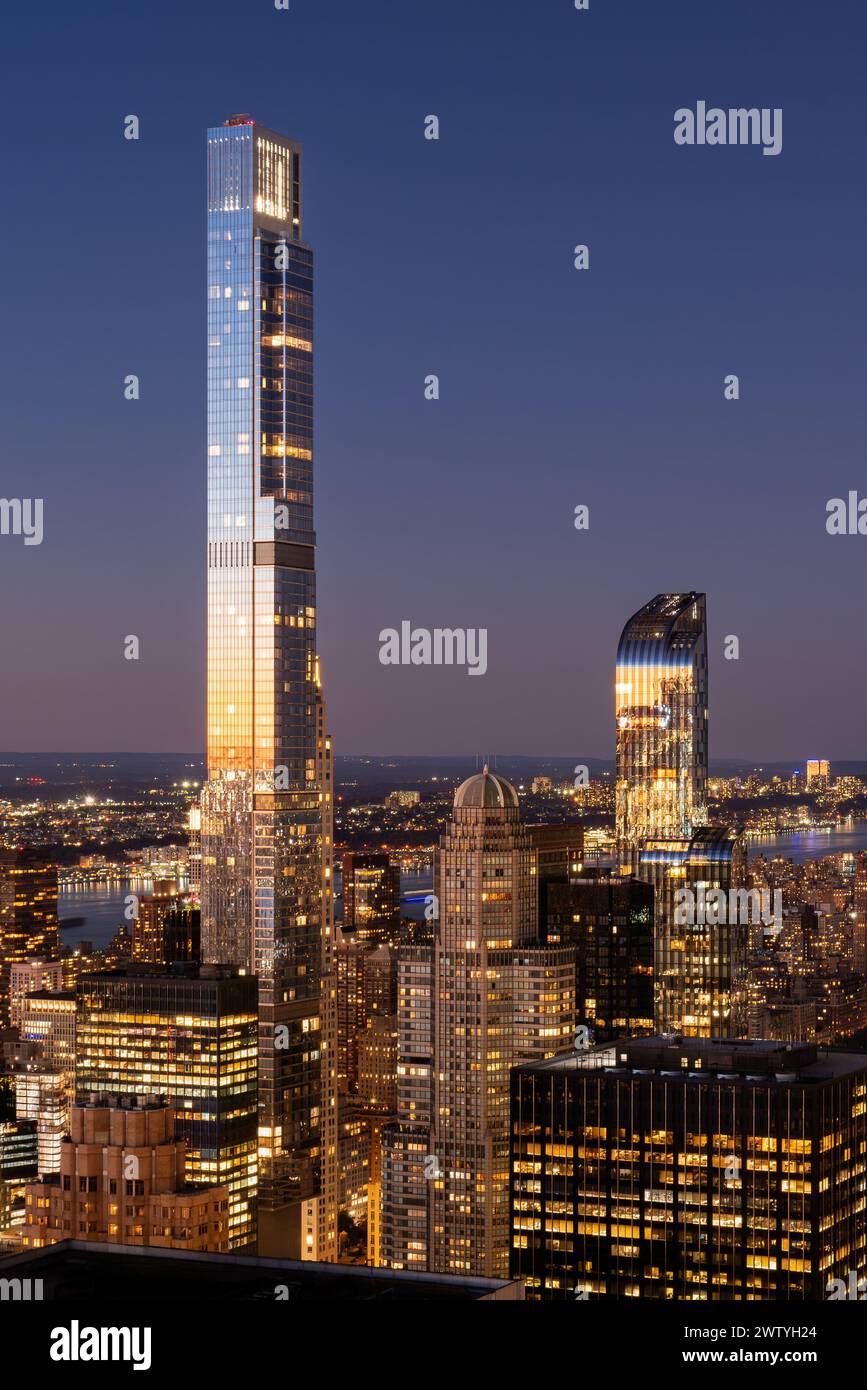 New York City Central Park Tower und reflektiertes Licht in der Dämmerung. Aus der Vogelperspektive auf die superhohen Wolkenkratzer der Billionaires' Row. Midtown Manhattan Stockfoto