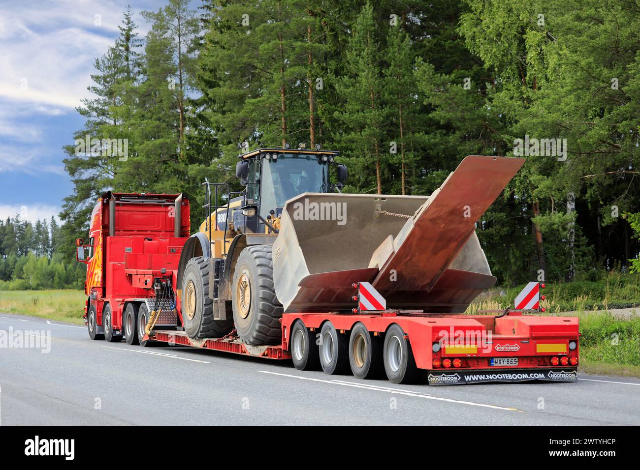 Scania Truck PHP Group transportiert Cat 980K Radlader mit Schaufel und Anbaugerät Nooteboom Tieflader-Anhänger, Rückansicht. Forssa, Finnland. August 2022. Stockfoto