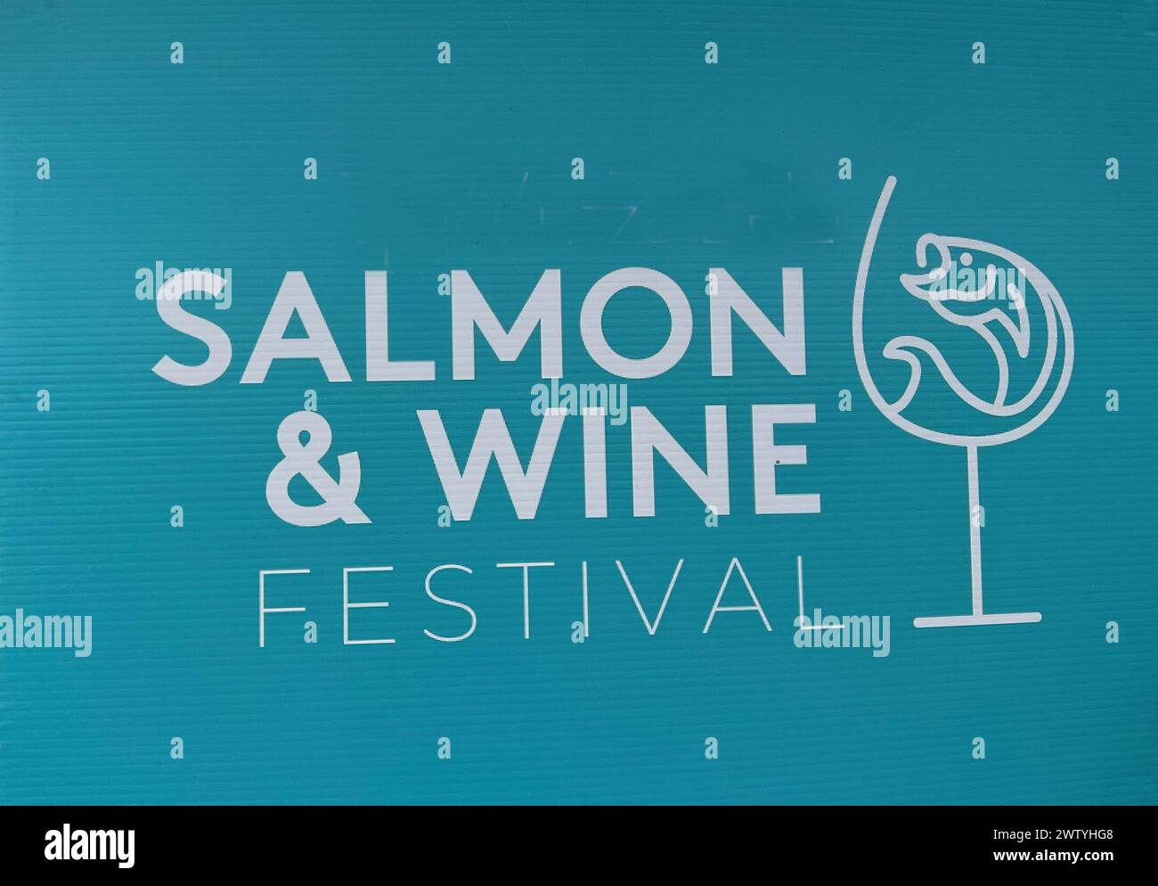 Schild für das Festival mit Lachs und Wein Stockfoto