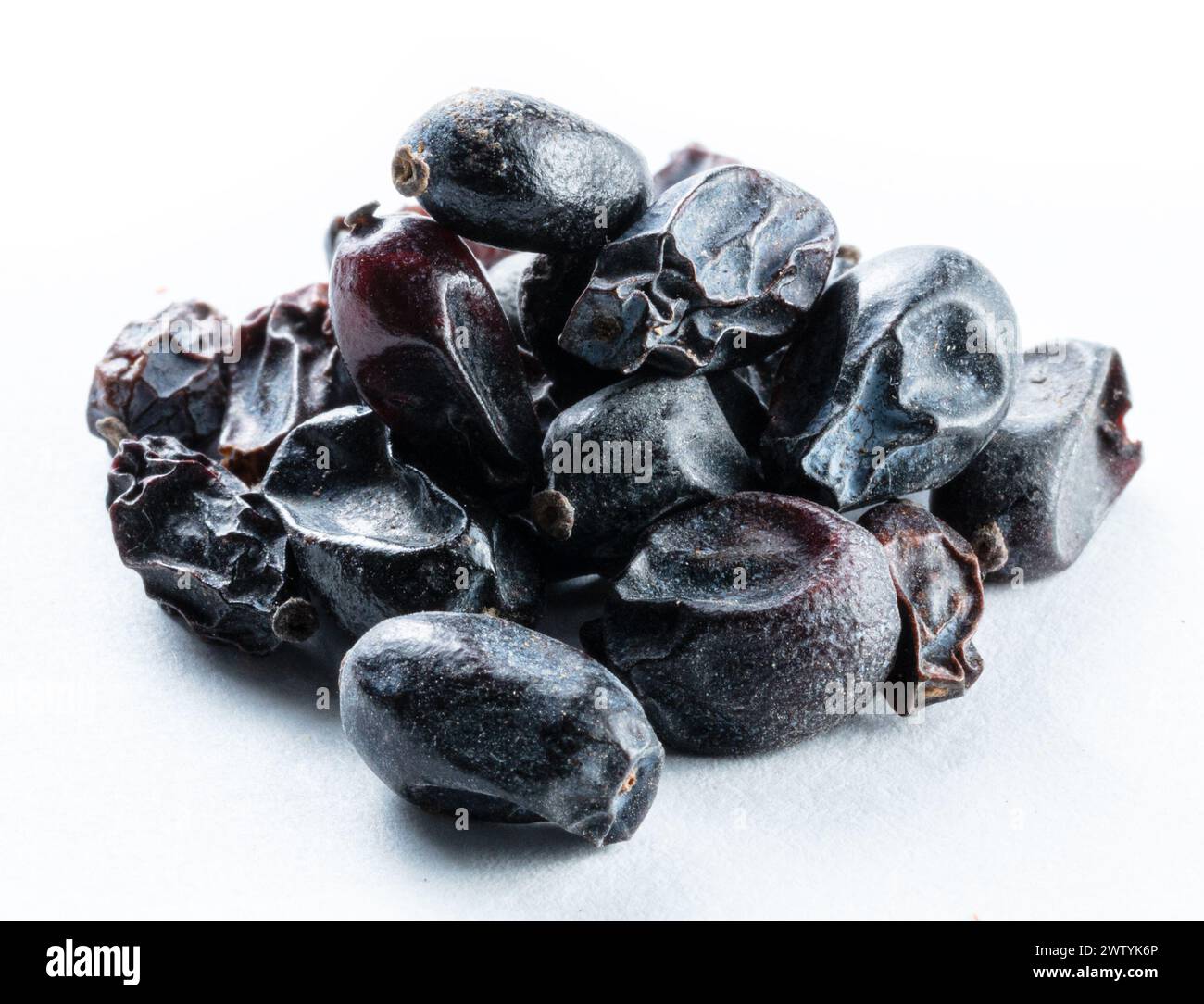 Berberitze-Gewürz in einem Haufen isolierter weißer Hintergrund Stockfoto