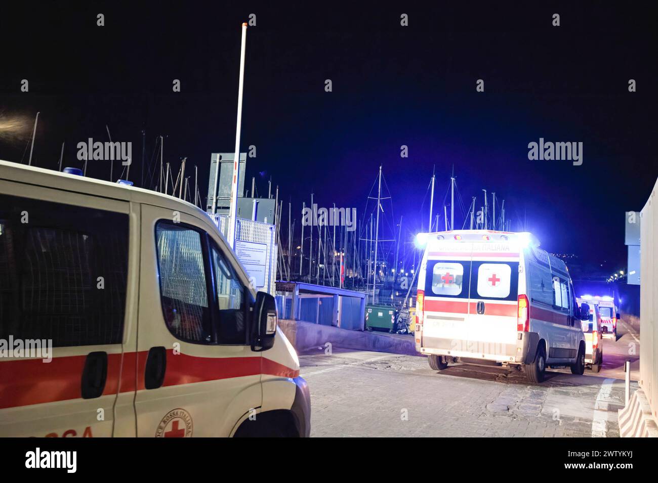 Krankenwagen verlassen das Ausschiffungsgebiet, um die Migranten ins Krankenhaus zu bringen. MEDEVAC (medizinische Evakuierung) für 23 Migranten auf dem Ocean Wiking, blockiert den Hafen von Catania. Es gab 75 Migranten, die Zawia in Libyen verließen, und nur 25 überlebten, von denen zwei während der Rettungseinsätze starben. Stockfoto