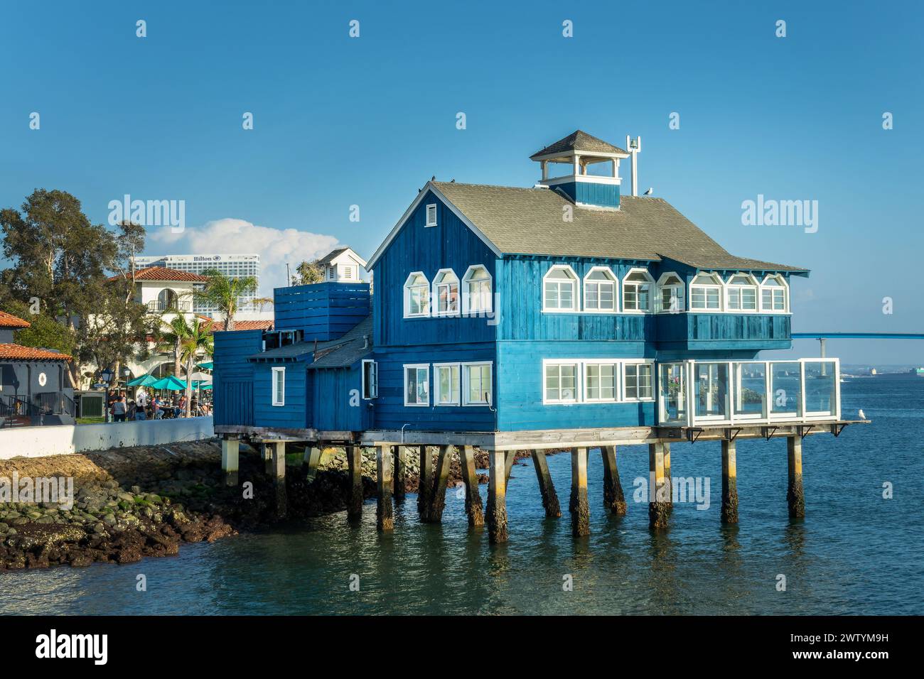Altes blaues Holzpfahlhaus in San Diego Seaport Village, Kalifornien Stockfoto