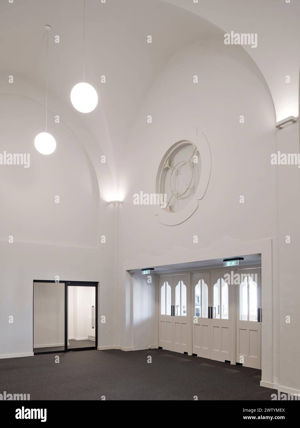 Innenbereich mit gewölbtem Foyer - alle in weiß. Brighton Dome Corn Exchange and Studio Theatre, Brighton, Großbritannien. Architekt: Feilden Clegg Bradley Studios Stockfoto