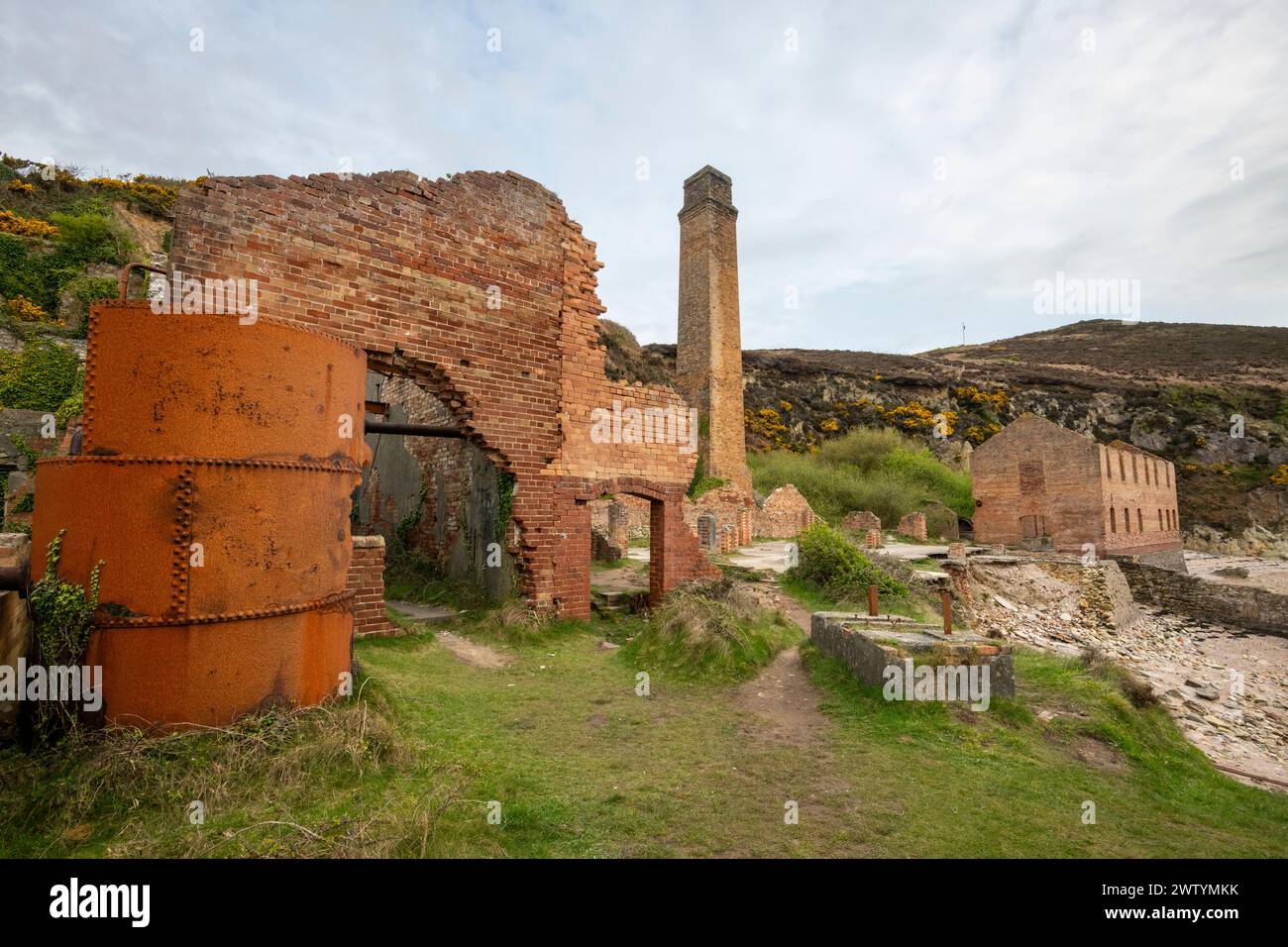 Überreste einer alten verlassenen Ziegelei in Porth Wen an der Nordküste von Anglesey, Nordwales. Stockfoto