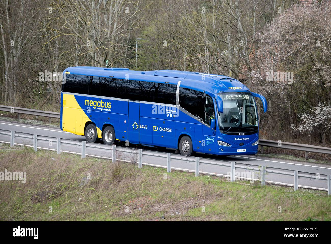 Megabus Irizar Bus fährt an der Abfahrt 15, Warwick, Großbritannien auf die Autobahn M40 Stockfoto